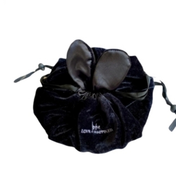 Loha bunny soft velvet lay & play makeup bag NWT - Picture 4 of 5